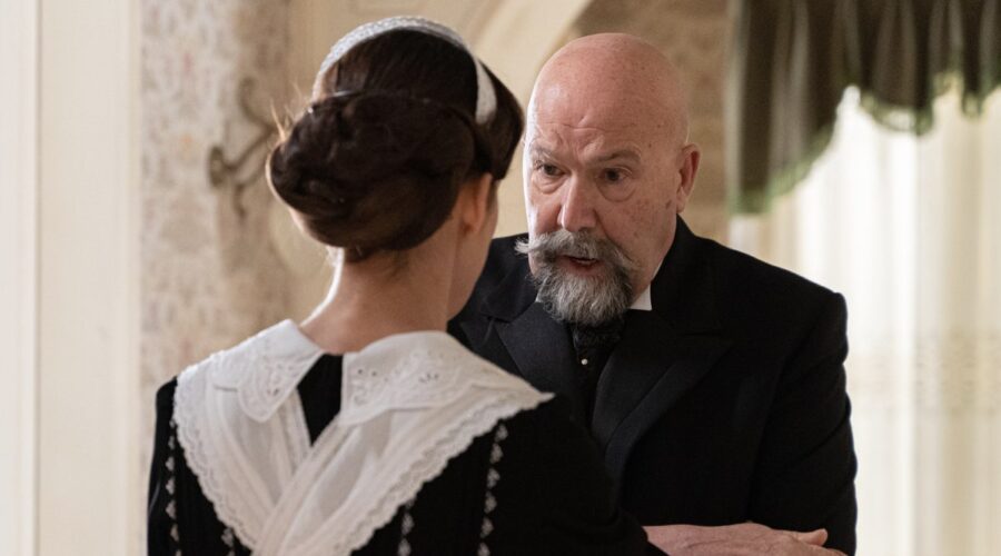 Da sinistra: Andrea Del Rio (Teresa Villamil) e Alberto Gonzalez (Juan Ezquerdo) in una scena de “La Promessa”. Credits: RTI Mediaset.