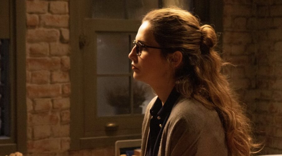 Laura Ledesma (Julia) in una scena di “Un altro domani”. Credits: Mediaset