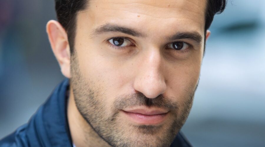 Luigi Miele (Damiano) in un posato per 