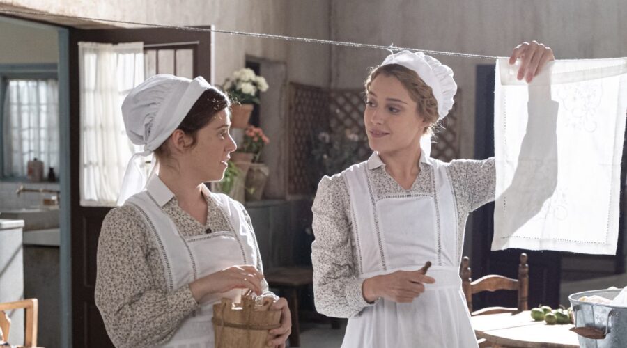 Da sinistra: Sara Molina (Maria Fernandez) e Ana Garces (Jana Exposito) in una scena de “La Promessa”. Credits: RTI Mediaset.