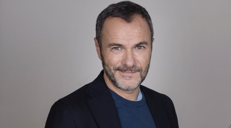 Il posato di Massimiliano Gallo in una delle prime foto di “Napoli Milionaria”, diffusa in occasione della presentazione dei palinsesti Rai del 7 luglio 2023. Credits: Rai