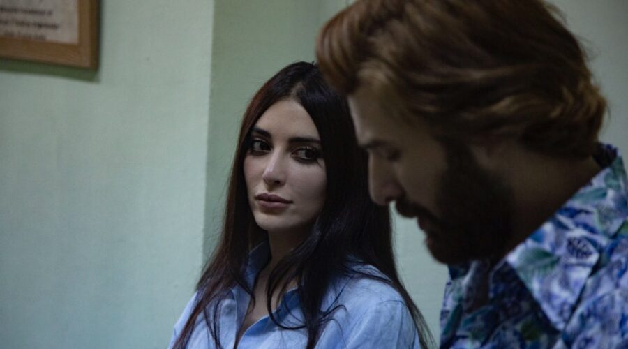 Da sinistra: Melike Yalova (Müjgan Hekimoglu) e Furkan Palali (Fikret) in una scena di “Terra Amara”. Credits: RTI Mediaset.