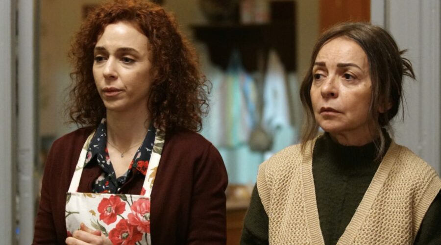 Da sinistra: Elif Sönmez (Cemile) e Aysegul Turkoglu (Ceren) in una scena di “My Home My Destiny”. Credits: RTI Mediaset.