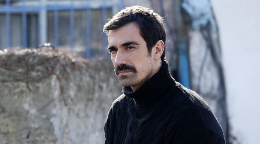Ibrahim Celikkol (Mehdi) in una scena di “My Home My Destiny”. Credits: RTI Mediaset.