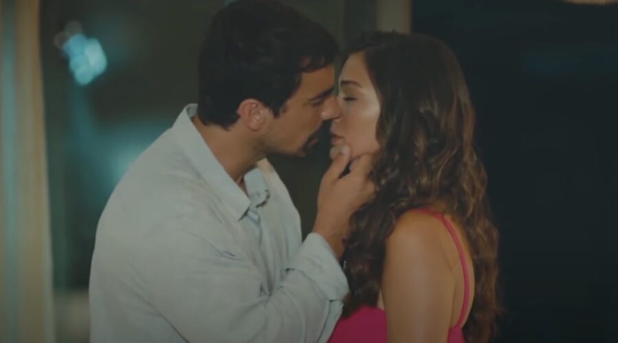 Da sinistra: Ibrahim Celikkol (Mehdi) Demet Özdemir (Zeynep) in un fotogramma di “My Home My Destiny”. Credits: Doğduğun Ev Kaderindir/YouTube.