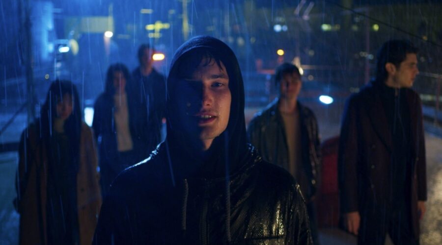 Una delle prime foto di “Noi Siamo Leggenda”, diffusa in occasione della presentazione dei palinsesti Rai del 7 luglio 2023. Credits: Rai