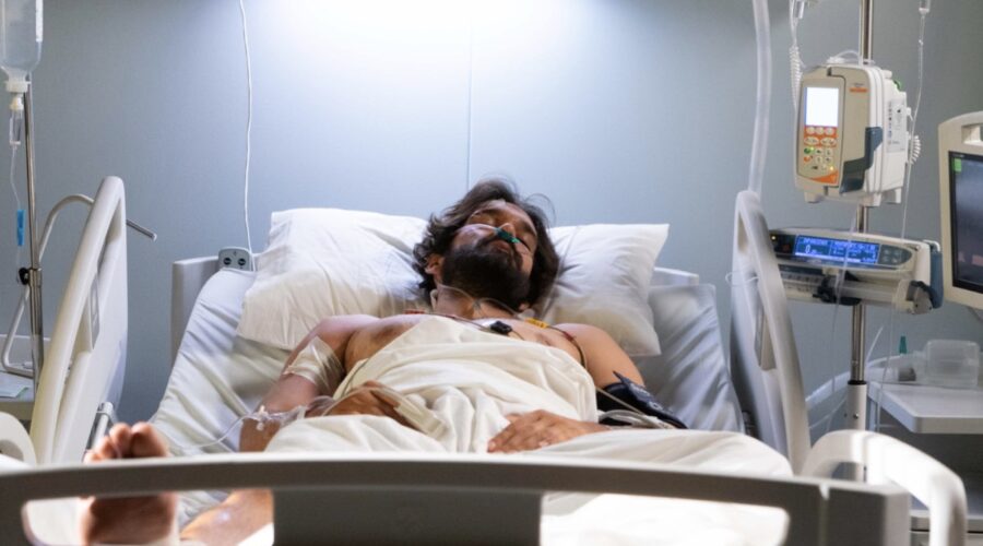 Oliver Ruano (Tirso Noguera) in una scena di “Un altro domani”. Credits: Mediaset