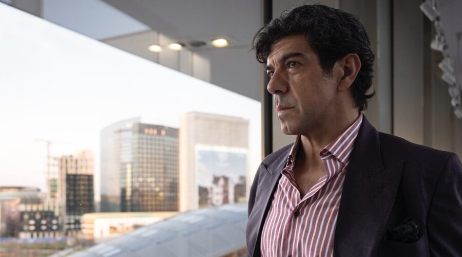 Pierfrancesco Favino nella prima immagine dal set di “Nemesi”. Credits: Netflix / Andrea Miconi.