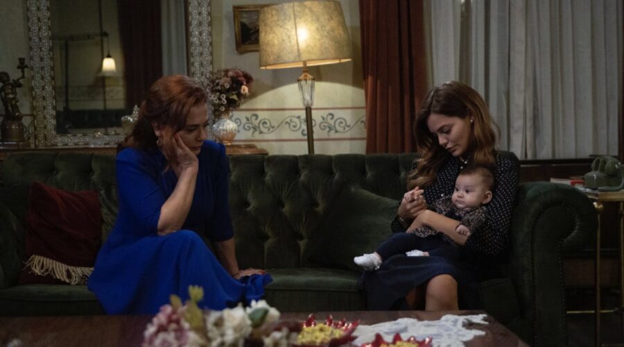 Da sinistra: Nazal Kesal (Sevda Çaglayan) e Hilal Altinbilek (Züleyha) in una scena di “Terra Amara”. Credits: RTI Mediaset.