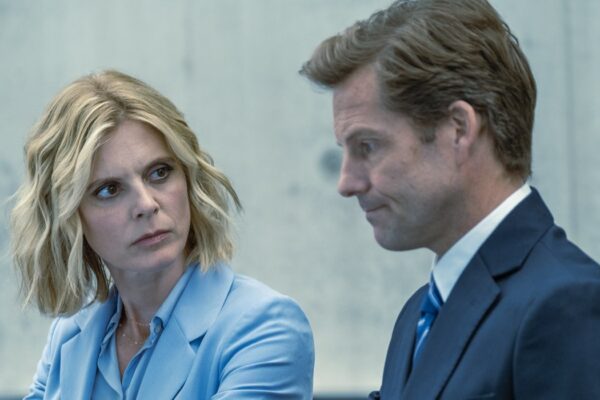 Da sinistra: Emilia Fox nei panni di Sylvia Fox e Jamie Bamber che veste i panni di Adam Haines in una scena di “Signora Volpe”. Credits: RTI Mediaset.