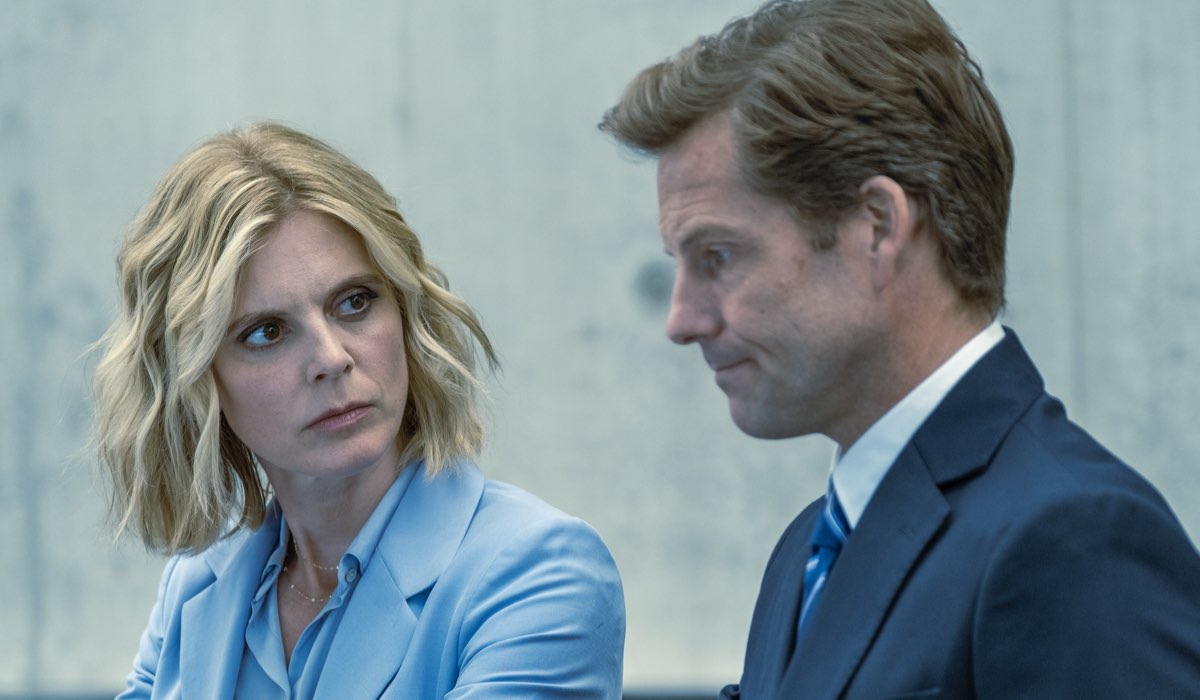 Da sinistra: Emilia Fox nei panni di Sylvia Fox e Jamie Bamber che veste i panni di Adam Haines in una scena di “Signora Volpe”. Credits: RTI Mediaset.