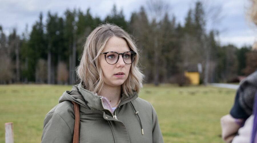 Lena Conzendorf nei panni di Josephine Klee in una scena della puntata di “Tempesta D'Amore” in onda su Rete 4. Credits: Das Erste/Mediaset.