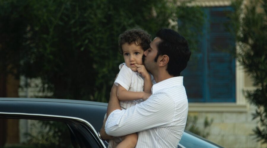Da sinistra: Ömer Fethi Canpolat (Adnan Yilmaz) e Ugur Günes (Yilmaz) in una scena di “Terra Amara”. Credits: RTI Mediaset.