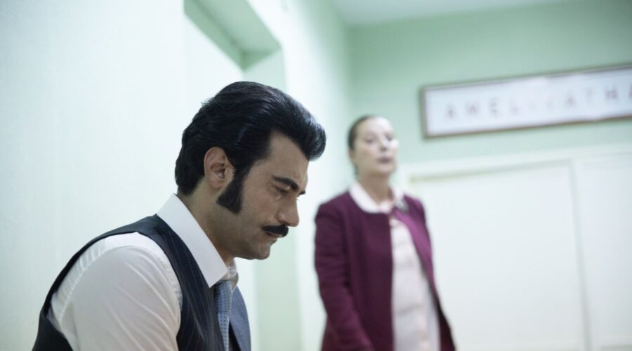 Da sinistra: Murat Ünalmis (Demir) e Vahide Perçin (Hünkar) in una scena di “Terra Amara”. Credits: RTI Mediaset.