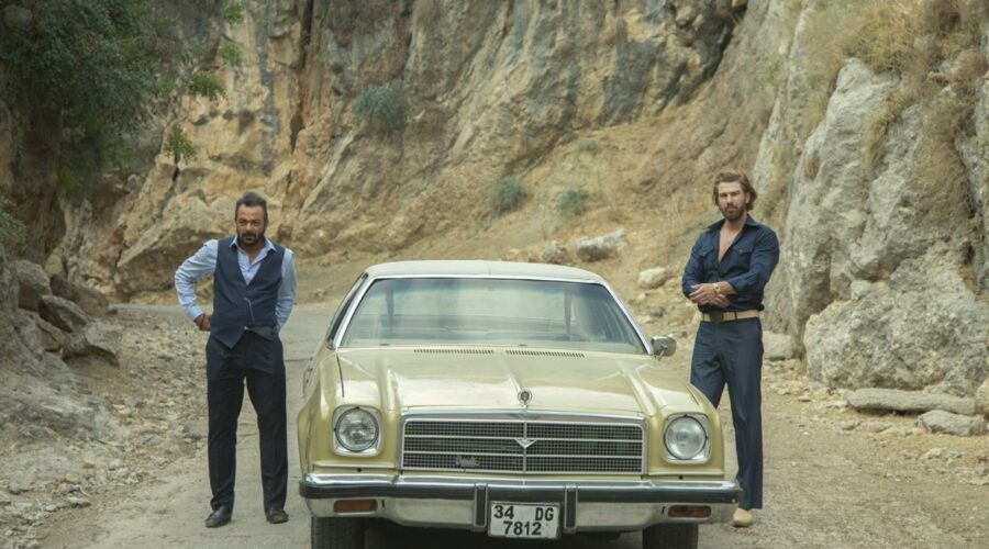 Da sinistra: Kerem Alisik (Fekeli) e Furkan Palali (Fikret Fekeli) in una scena di “Terra Amara”. Credits: RTI Mediaset.