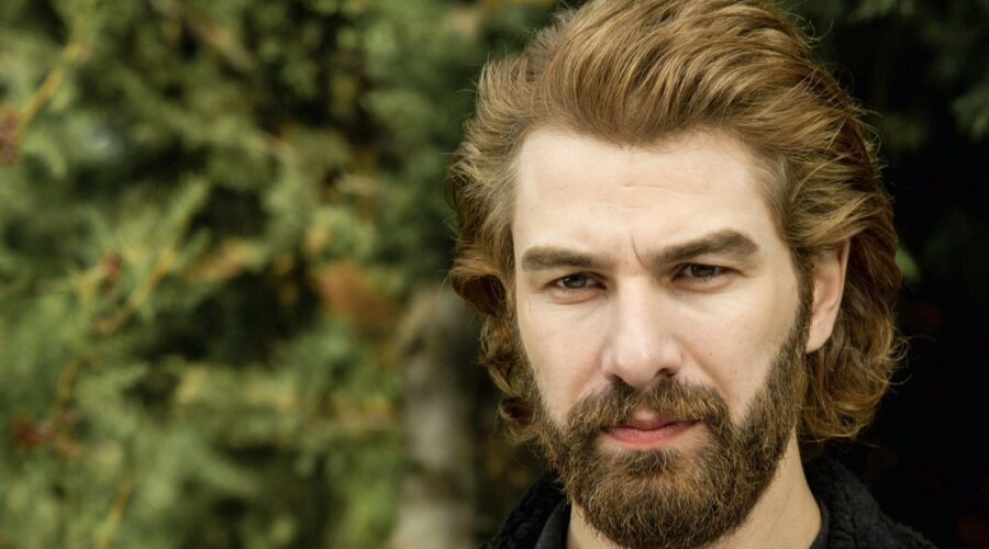 Furkan Palali (Fikret Fekeli) in una scena di “Terra Amara”. Credits: RTI Mediaset.