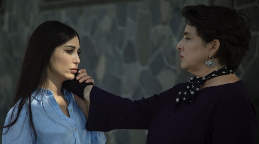Da sinistra: Melike Yalova (Müjgan Hekimoglu) ed Esra Dermancioglu (Behice Hekimoglu) in una scena di “Terra Amara”. Credits: RTI Mediaset.