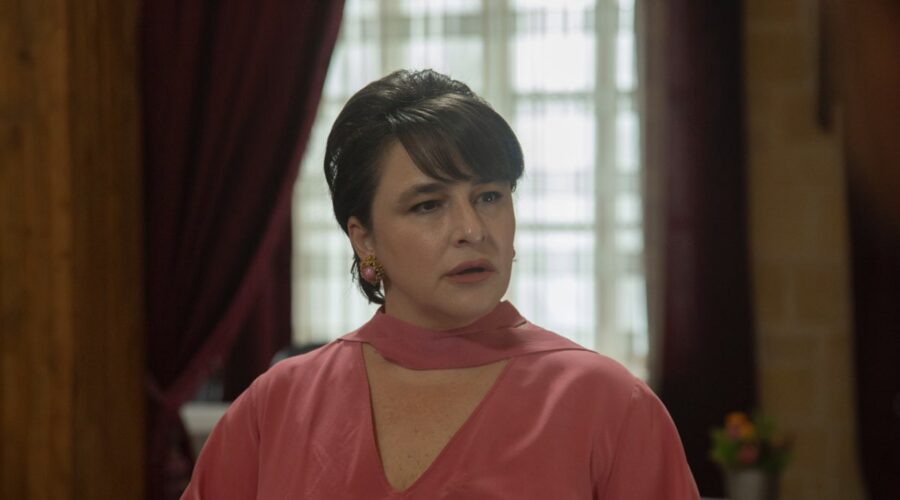 Da sinistra: Esra Dermancioglu (Behice Hekimoglu) in una scena di “Terra Amara”. Credits: RTI Mediaset.