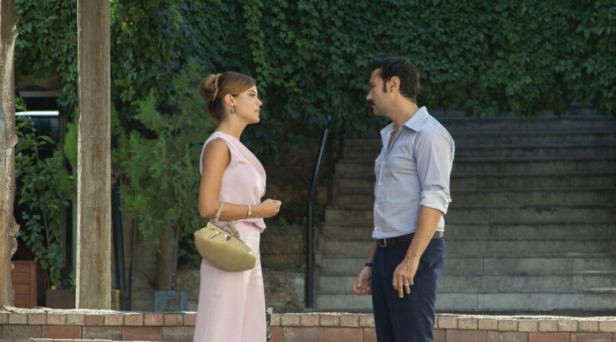 Da sinistra: Hilal Altinbilek (Zuleyha) e Ugur Günes (Yilmaz) in una scena di “Terra Amara”. Credits: RTI Mediaset.