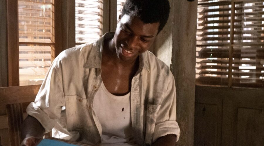 Thomas King (Ekó) in una scena di “Un altro domani”. Credits: Mediaset