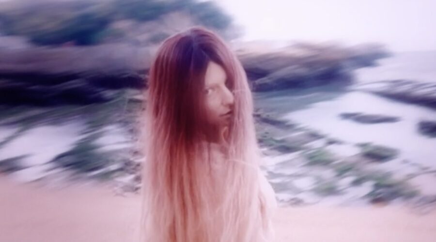 Un fotogramma di Ana nella serie tv “Un cuore due destini”. Credits: RaiPlay.