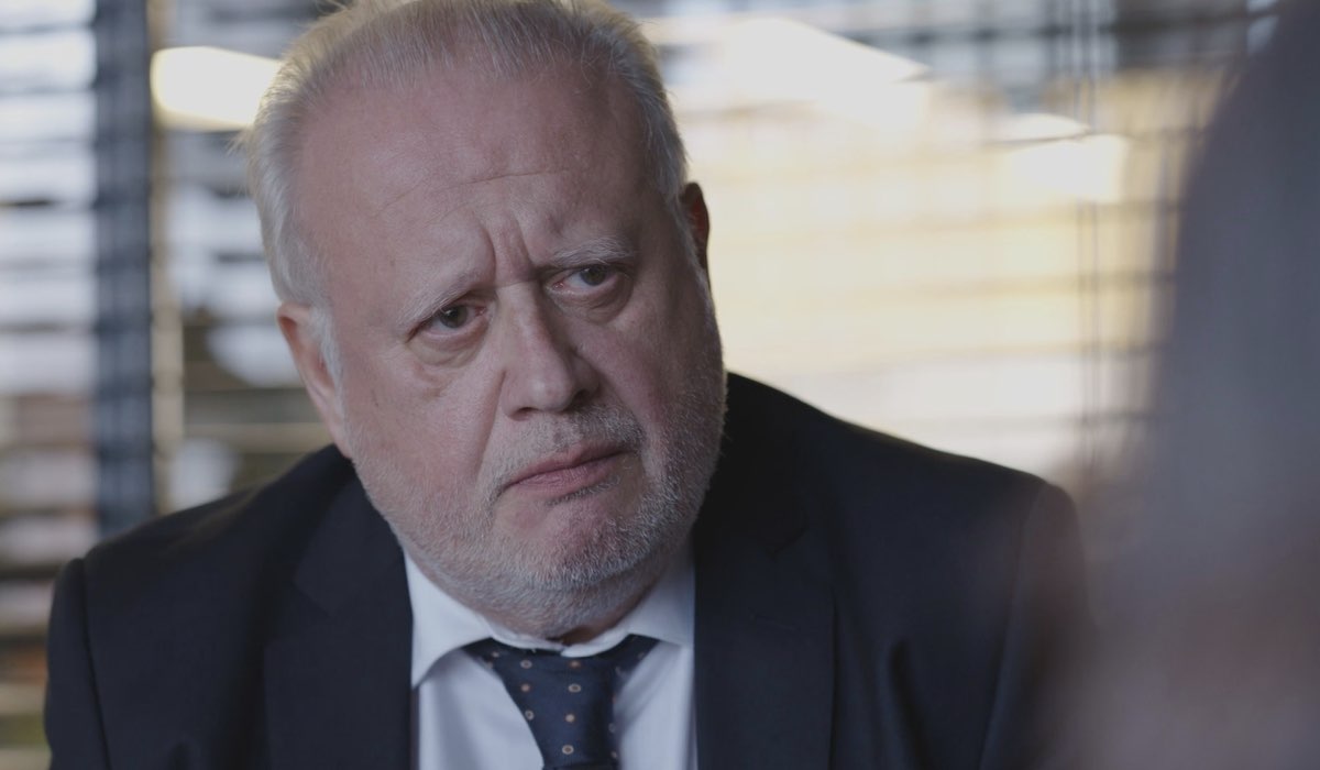 Juan Echanove (Santiago Abad) in una scena di