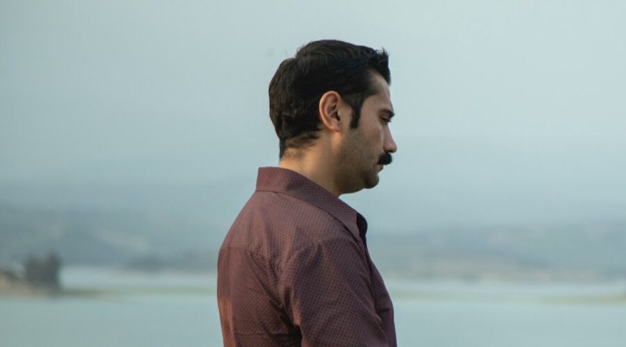 Ugur Günes (Yilmaz) in una scena di