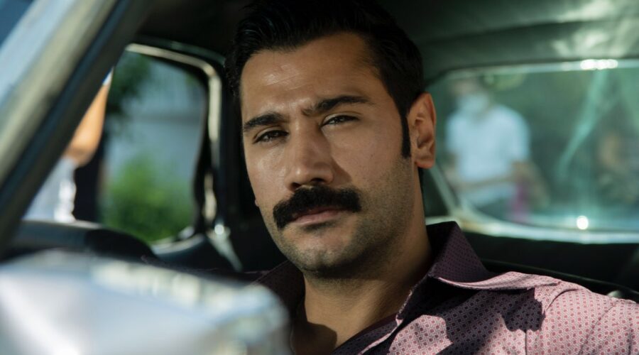 Ugur Günes (Yilmaz) in una scena di