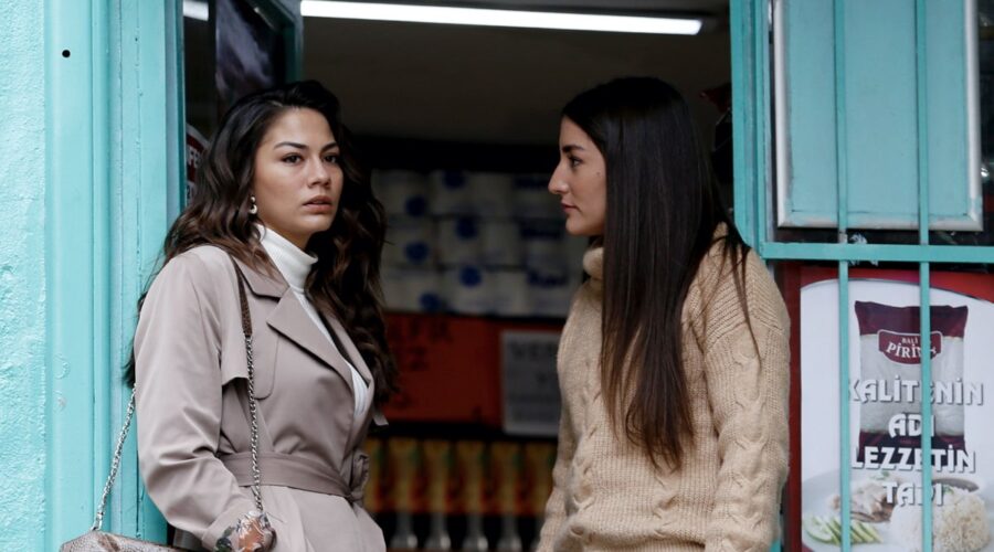 Da sinistra: Demet Özdemir (Zeynep) e Naz Goktan (Emine) in una scena di “My Home My Destiny”. Credits: RTI Mediaset.