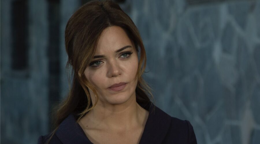 Hilal Altınbilek (Züleyha) in una scena di