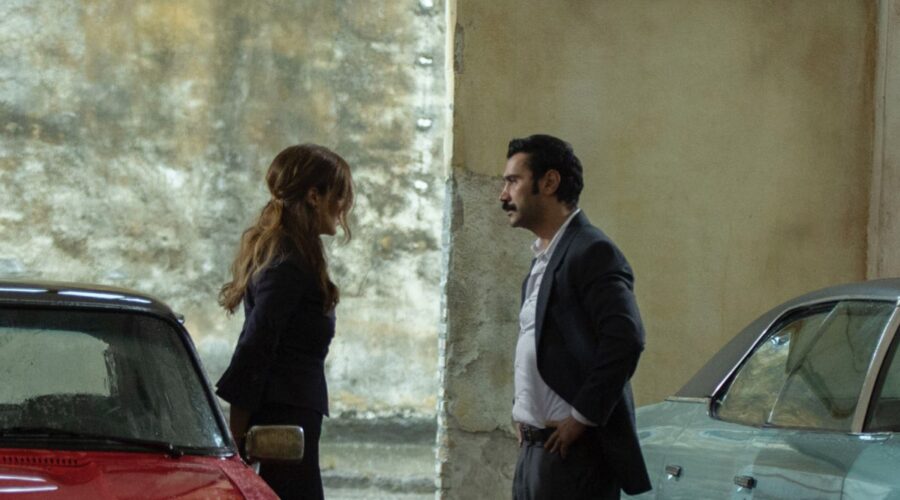 Nelle puntate di “Terra Amara” su Canale 5, Hilal Altinbilek (Zuleyha) e Ugur Günes (Yilmaz) (da sinistra) chiedono il divorzio a Demir e Mujgan. Credits: RTI Mediaset.