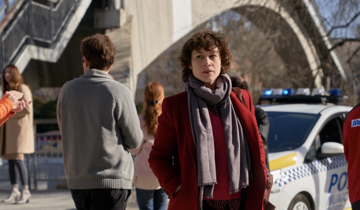 Aida Folch (Olivia Zabala) in una scena di “Madri – Una vita d’amore”. Credits: Mediaset Infinity