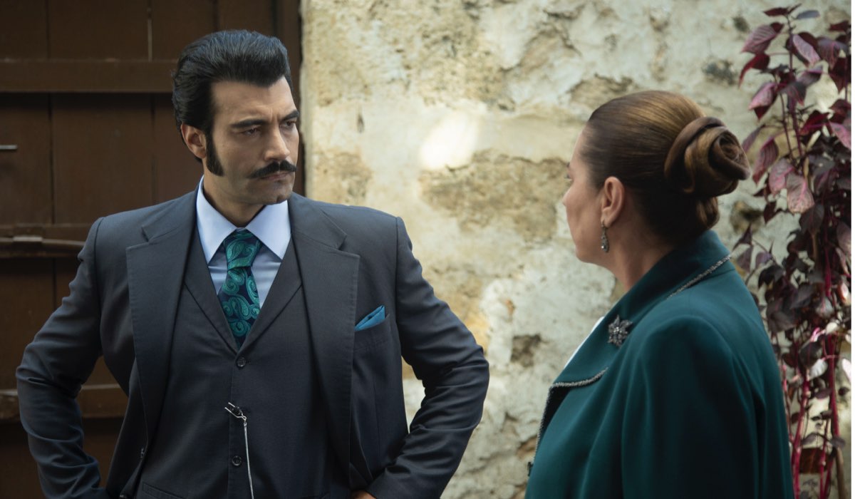 Da sinistra: Murat Ünalmis (Demir) e Vahide Perçin (Hünkar) in una scena di 