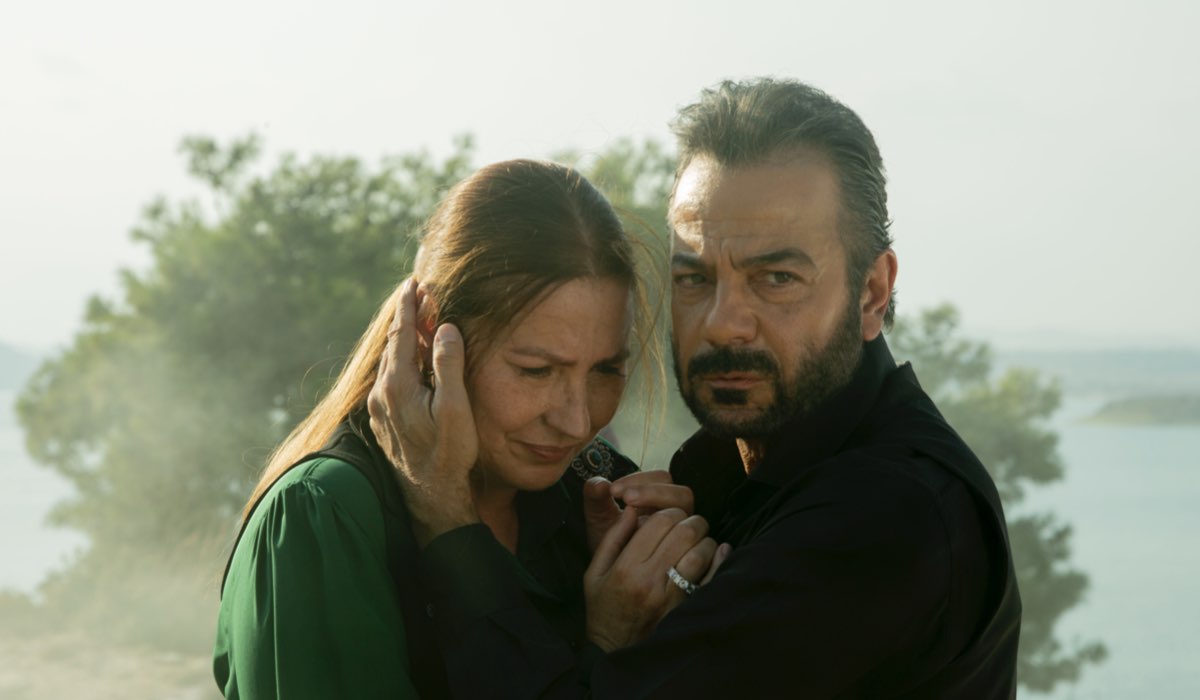 Da sinistra: Vahide Perçin (Hünkar) e Kerem Alisik (Fekeli) in una scena di 