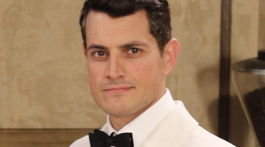 Emanuel Caserio (Salvatore Amato) in un posato per 