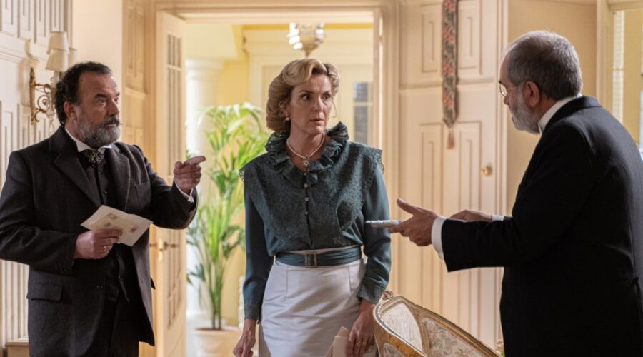 Da sinistra: Manuel Regueiro (Alonso Luján), Eva Martín (Cruz Ezquerdo) e Joaquin Climent (Romulo Baeza) in una scena de 