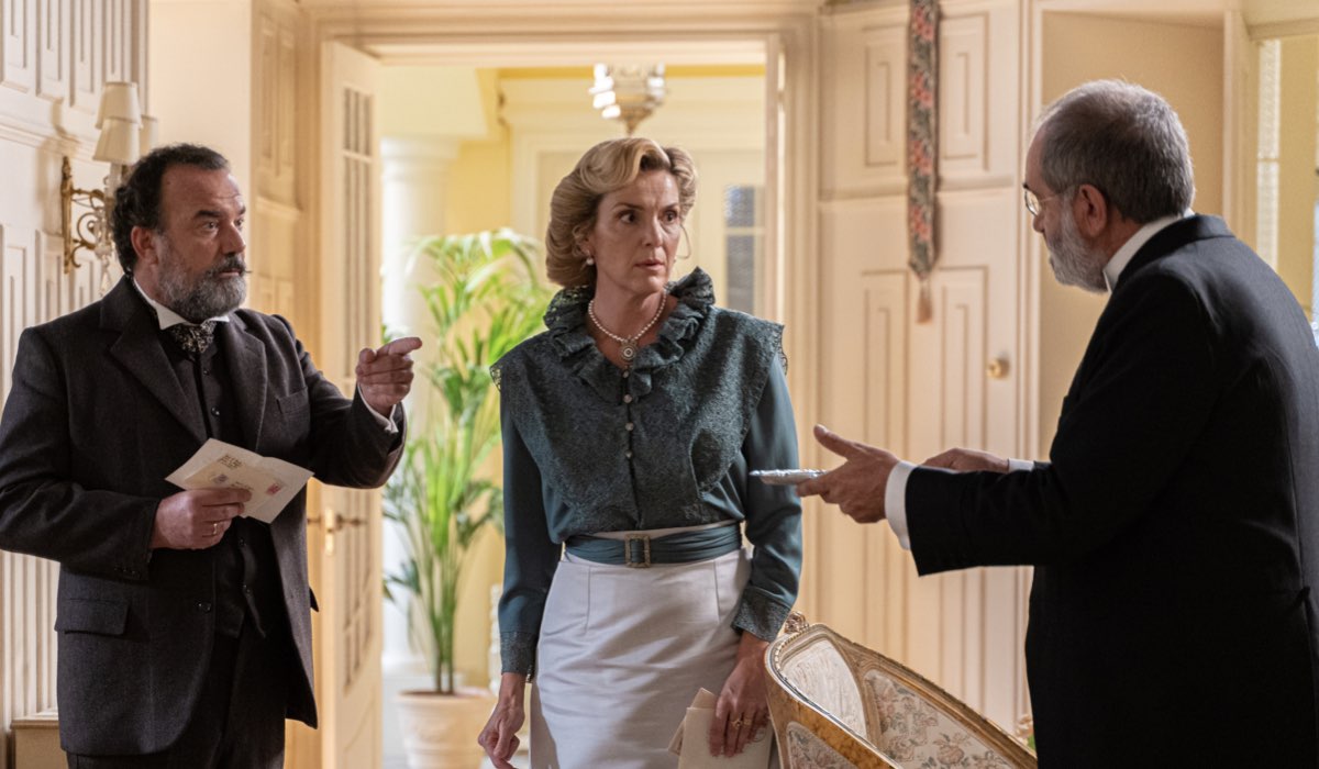 Da sinistra: Manuel Regueiro (Alonso Luján), Eva Martín (Cruz Ezquerdo) e Joaquin Climent (Romulo Baeza) in una scena de 