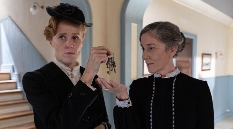 Maria Castro (Pia Adarre) e Marga Martínez (Petra Arcos) in una scena de 