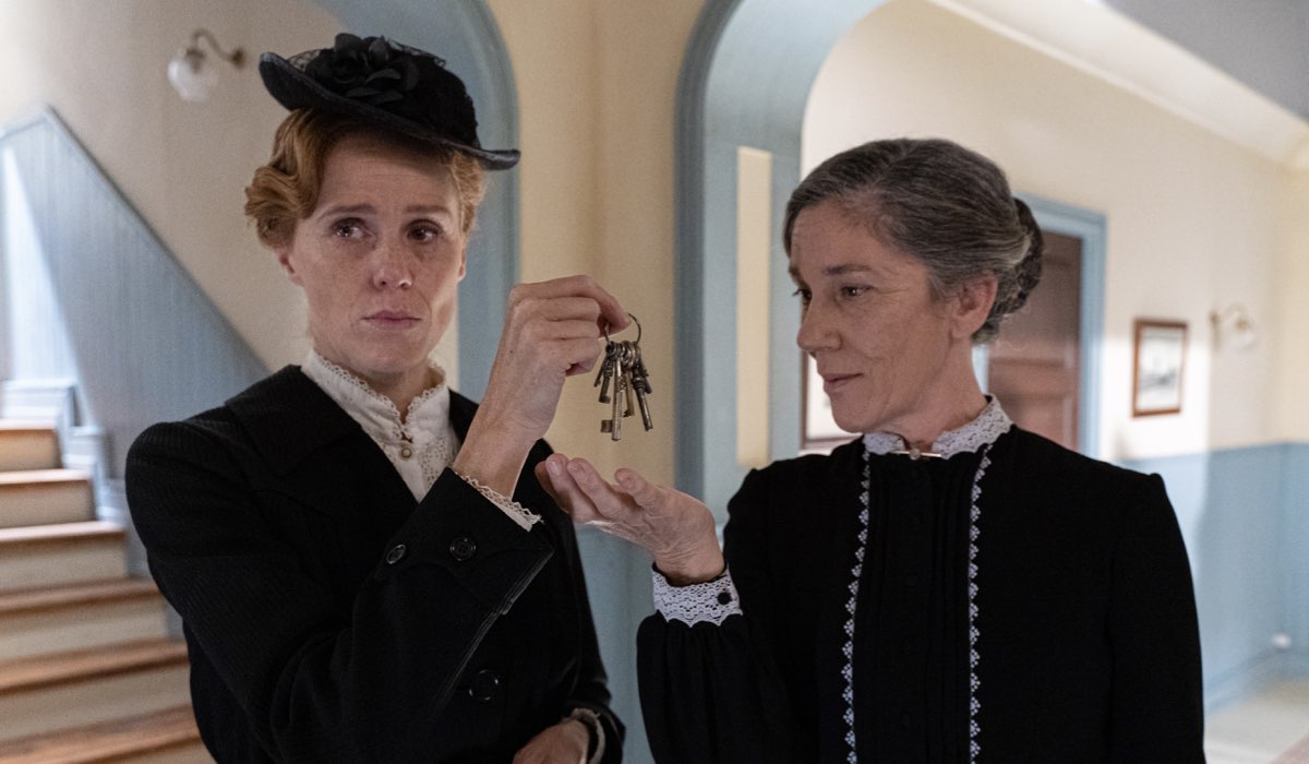 Maria Castro (Pia Adarre) e Marga Martínez (Petra Arcos) in una scena de 