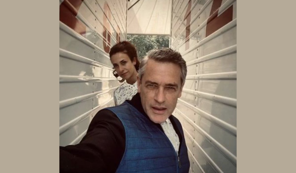 Da sinistra: Lara Komar (Gloria Moreau) e Massimo Poggio (Ezio Colombo) in un selfie durante le riprese de 