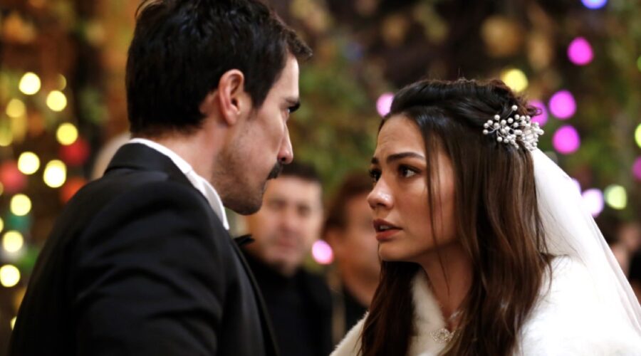 Da sinistra: Ibrahim Celikkol (Mehdi) e Demet Özdemir (Zeynep) in una scena di 