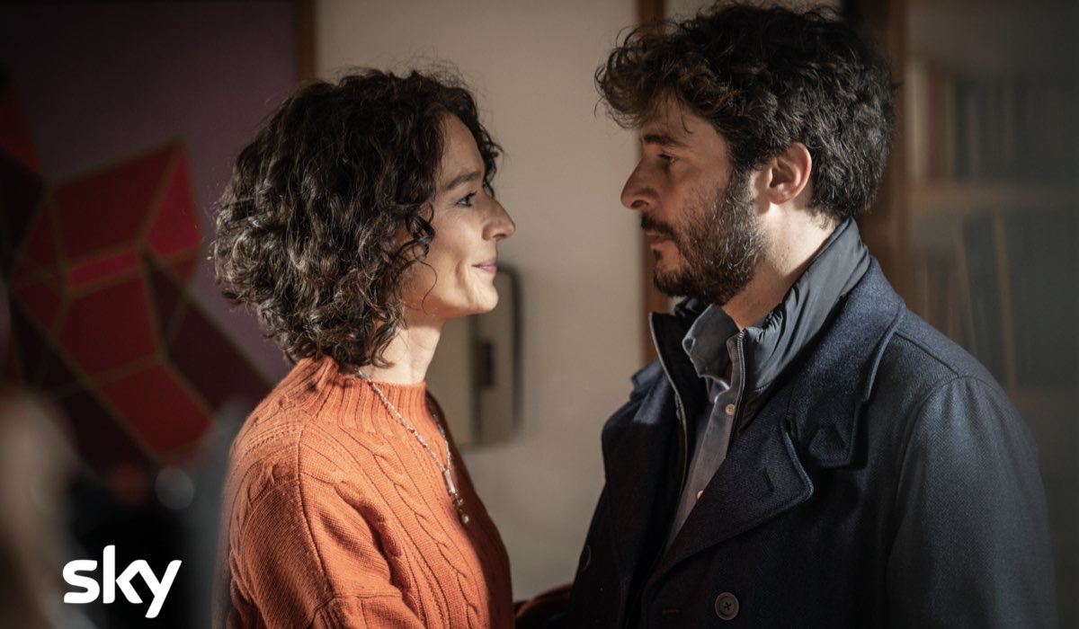 Da sinistra: Nicole Grimaudo e Lino Guanciale in una delle prime foto di scena della serie Sky Original 