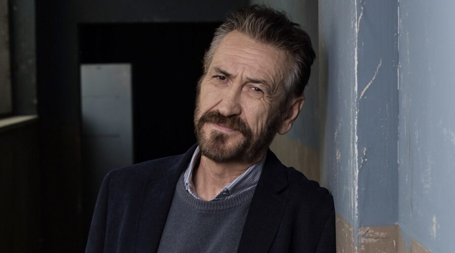 Marco Giallini (Rocco Schiavone) in un posato per 