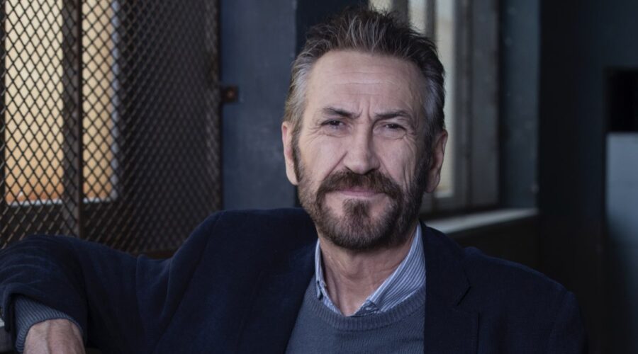 Marco Giallini (Rocco Schiavone) in un posato per “Rocco Schiavone 5”. Credits: Rai.