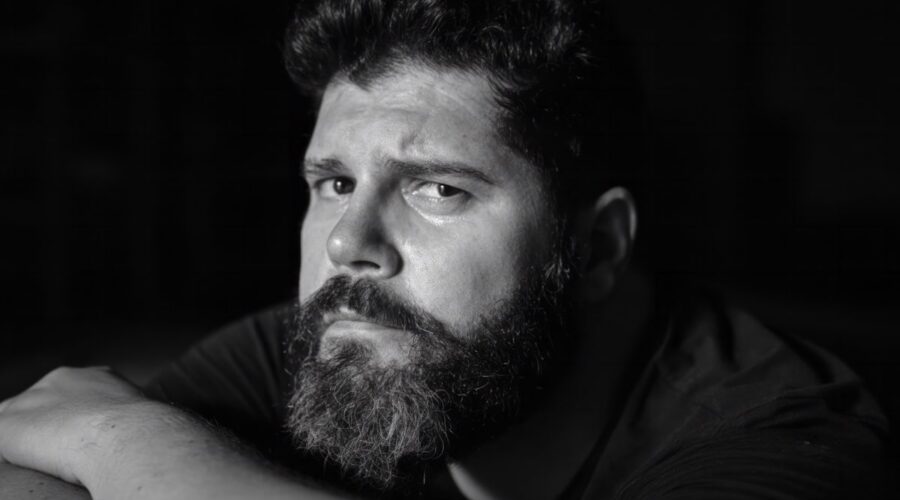 Salvatore Esposito in un posato per la serie 