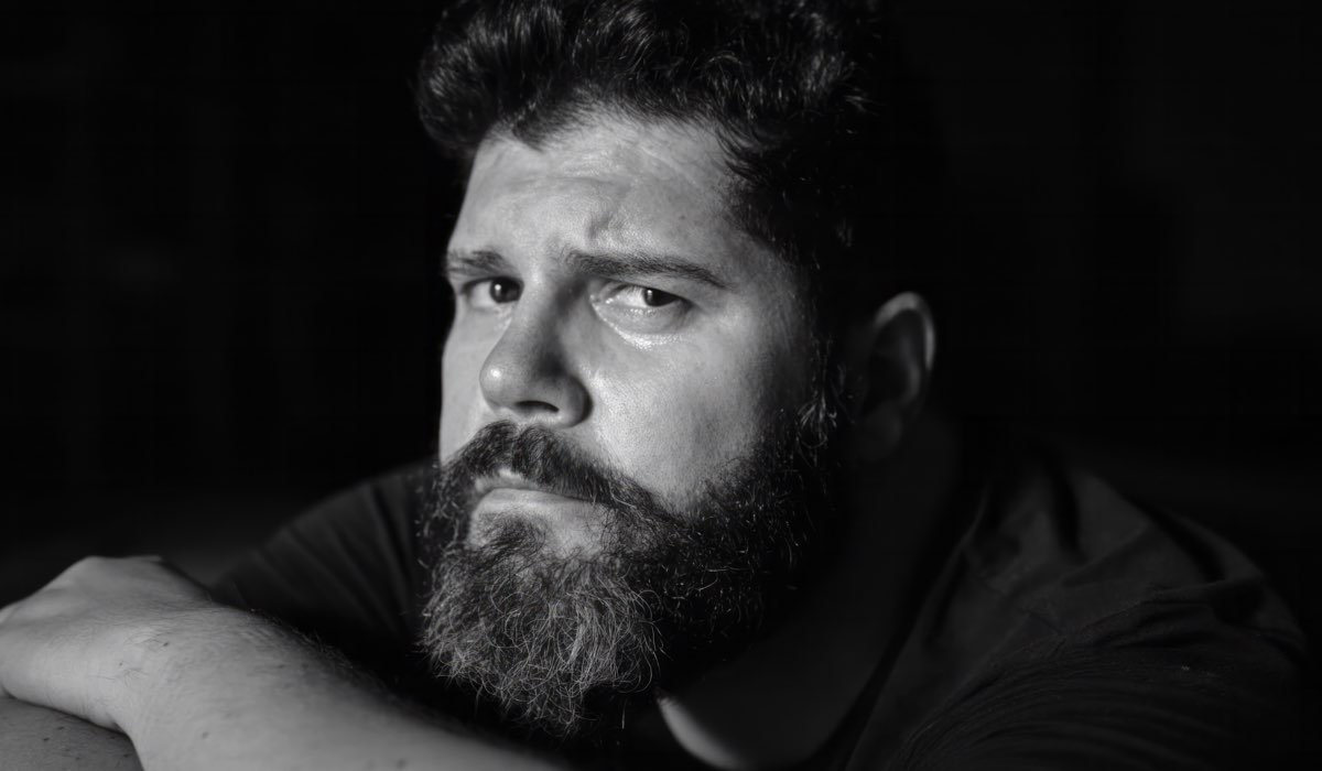 Salvatore Esposito in un posato per la serie 