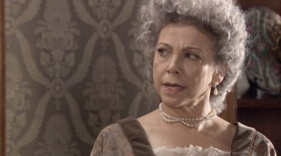 Kiti Mánver (Dolores del Amo) in una scena della puntata 100 di 