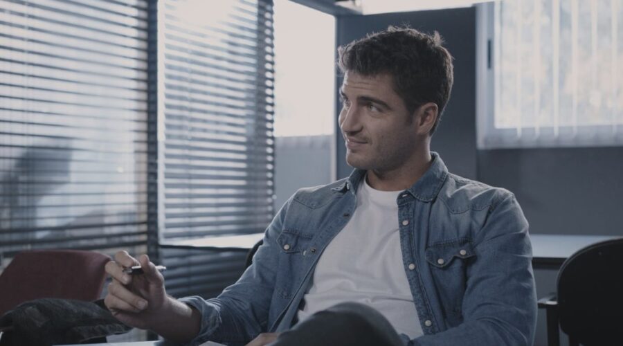 Maxi Iglesias (Rodrigo Medina) in una scena di 