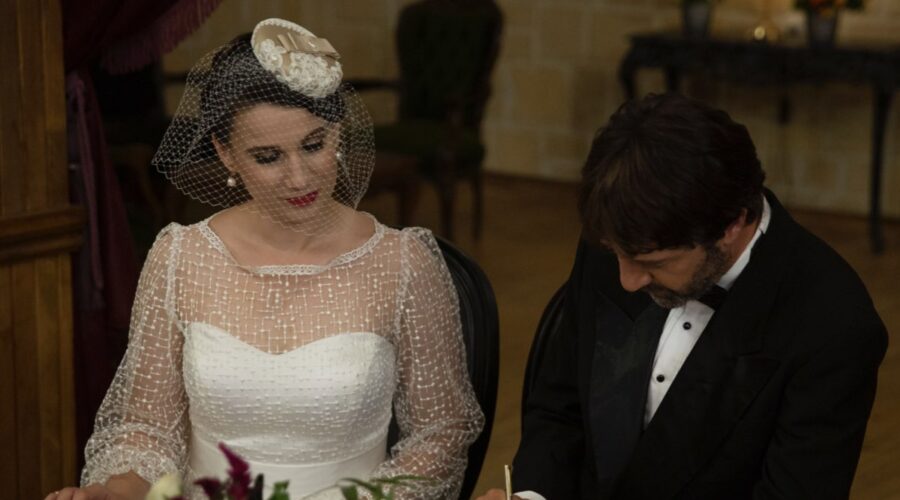 Da sinistra: Alayça Öztürk (Jülide) e Turgay Aydın (Sabahattin Arcan) in una scena di