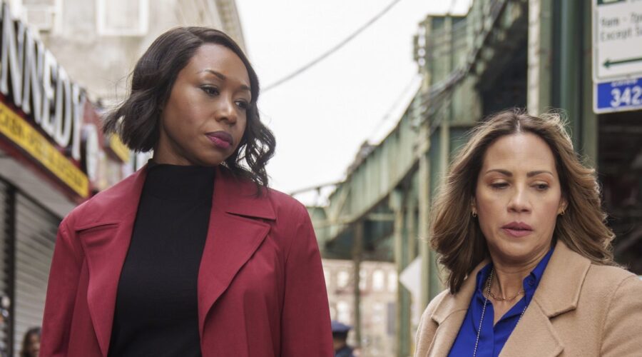 Amanda Warren ed Elizabeth Rodriguez in una scena di